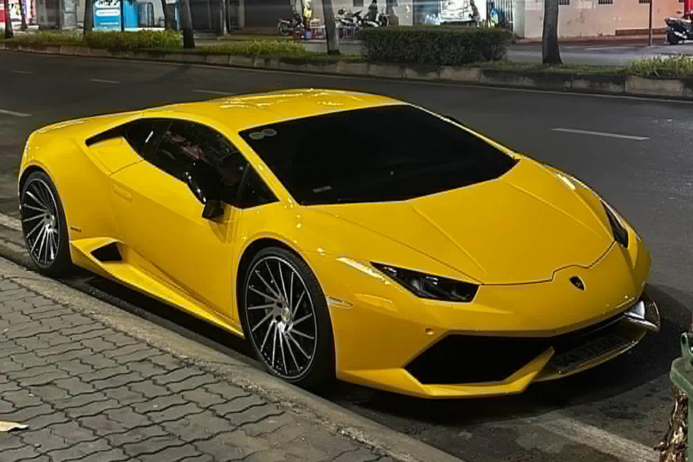The Lamborghini Huracan LP610-4 in Vietnam stands out with a pair of Vossen multi-spoke rims and a yellow-colored paint layer. Photo: Quoc Hao
