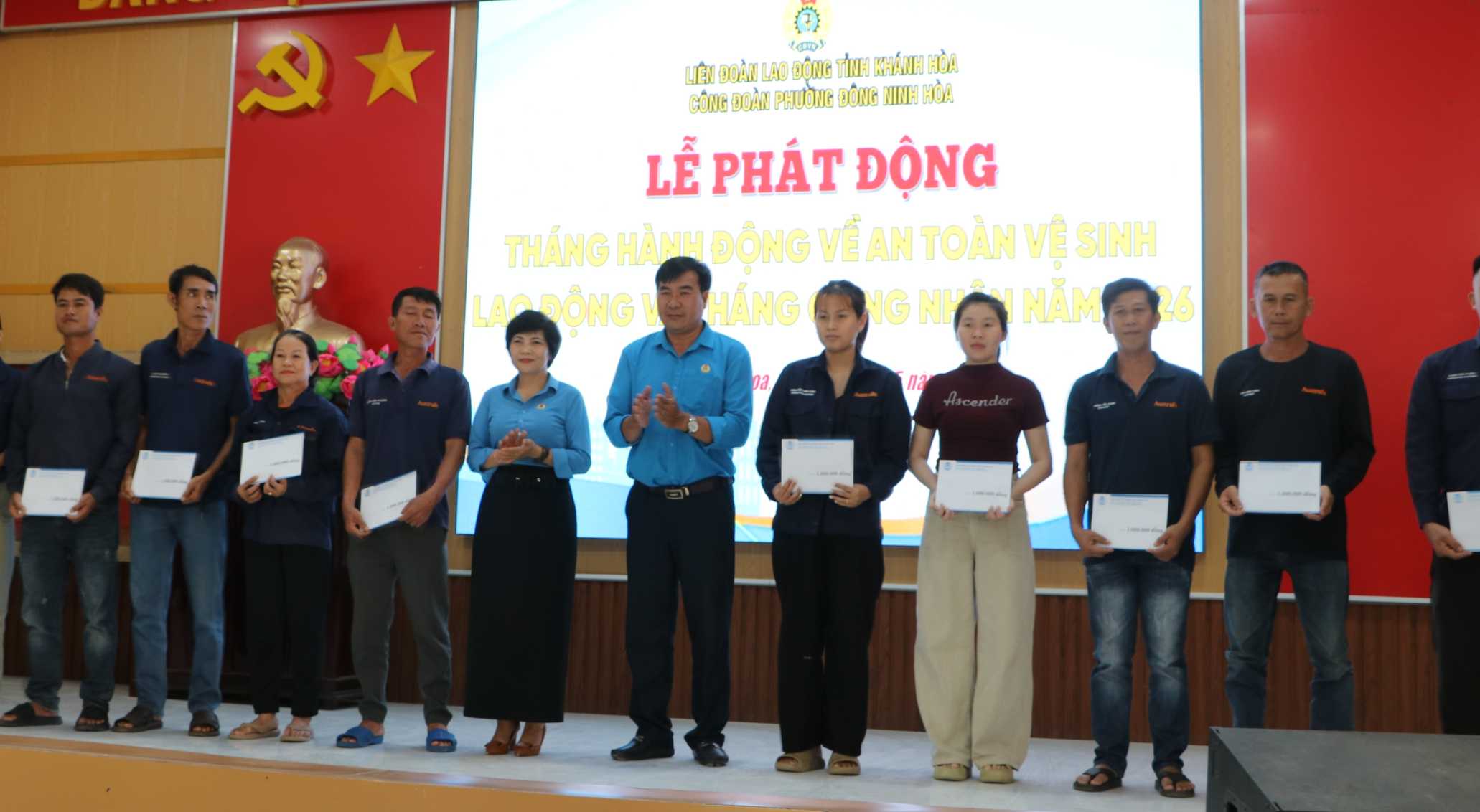 Le syndicat de Khánh Hòa remet des cadeaux pour soutenir les membres du syndicat en difficulté dans le quartier de Đông Ninh Hòa à l'occasion du Mois des travailleurs 2026. Photo: Phương Linh