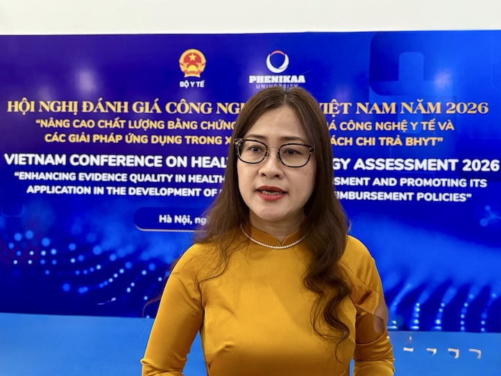 Vụ trưởng Vụ BHYT - Bộ Y tế trao đổi với báo chí bên lề hội nghị. Ảnh: Thùy Linh