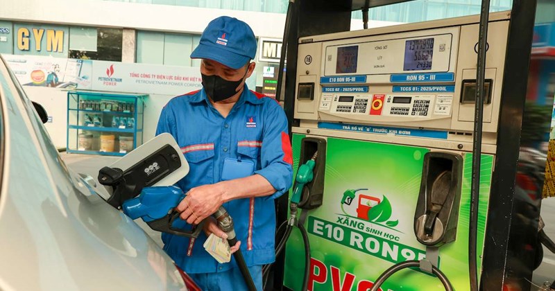 Giá xăng dầu giảm hơn 10%