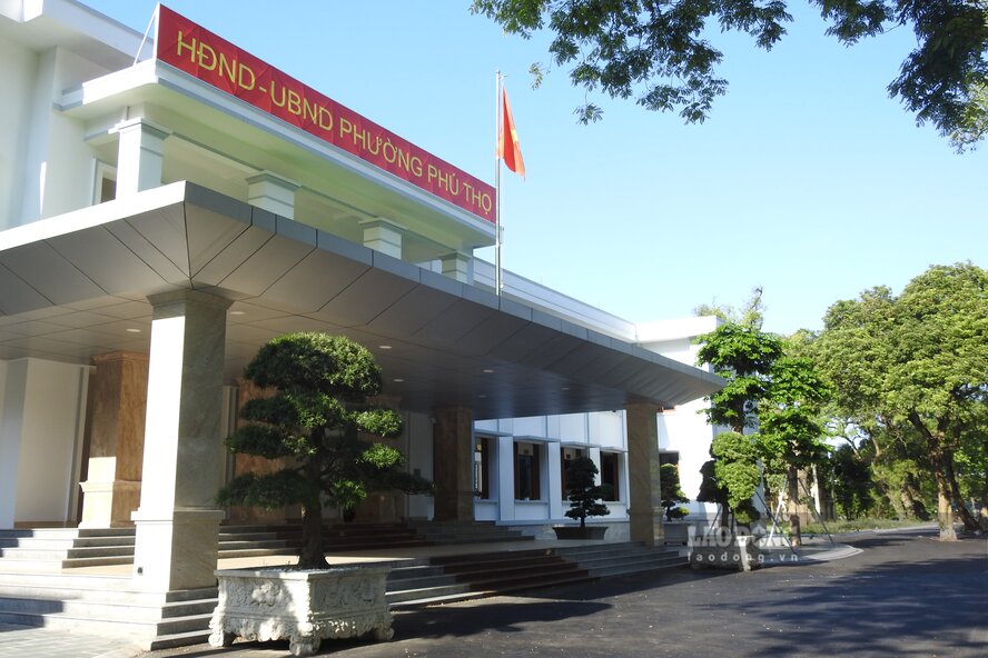 Trụ sở HĐND - UBND phường Phú Thọ là sự kết hợp hài hòa giữa hạ tầng khang trang và môi trường sinh thái trong lành. Ảnh: Tô Công