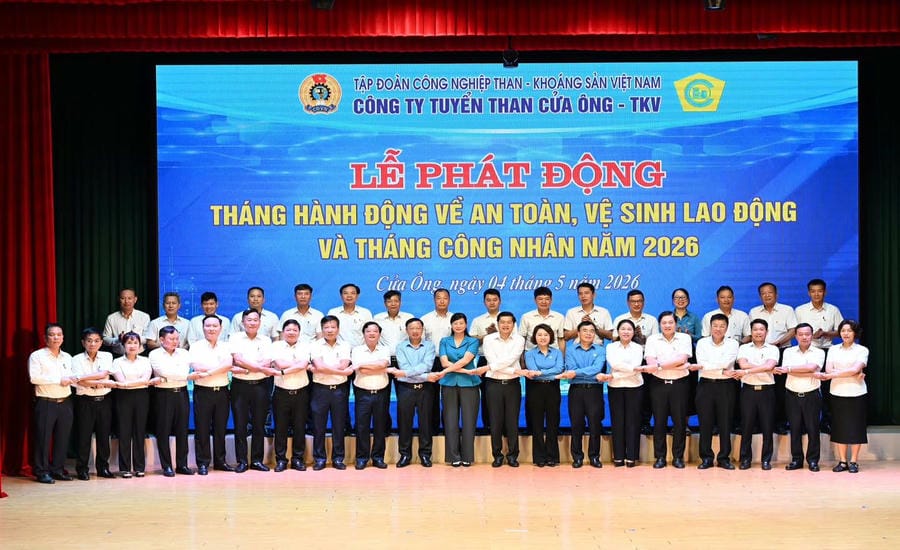 Leaders of Cua Ong Coal Selection Company and departments, divisions, and workshops respond to the Action Month on Occupational Safety and Health in 2026. Photo: Doan Hung
