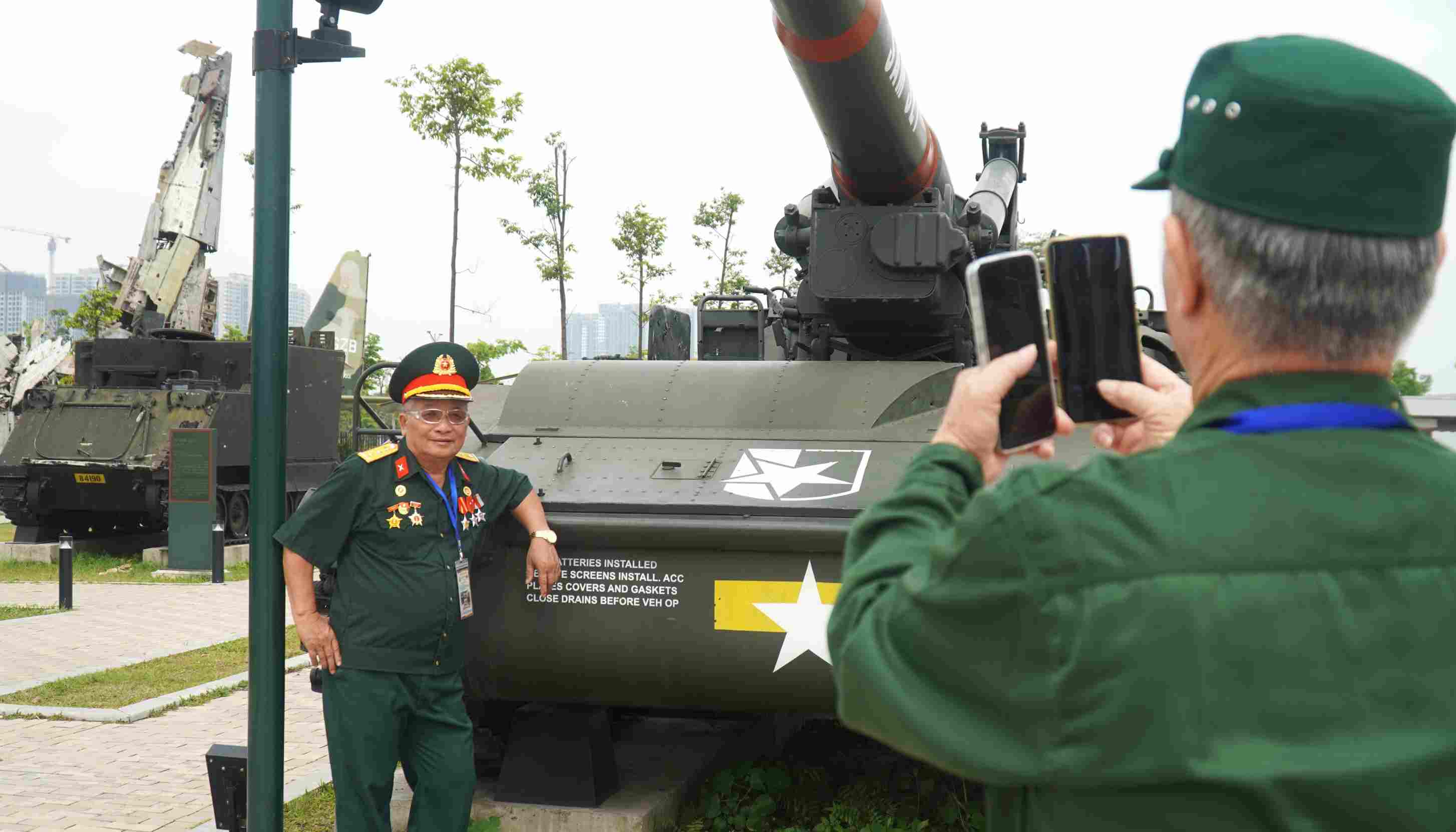 Các cựu chiến binh chụp ảnh lưu niệm bên xe tăng trưng bày tại bảo tàng. Ảnh: Minh Vũ