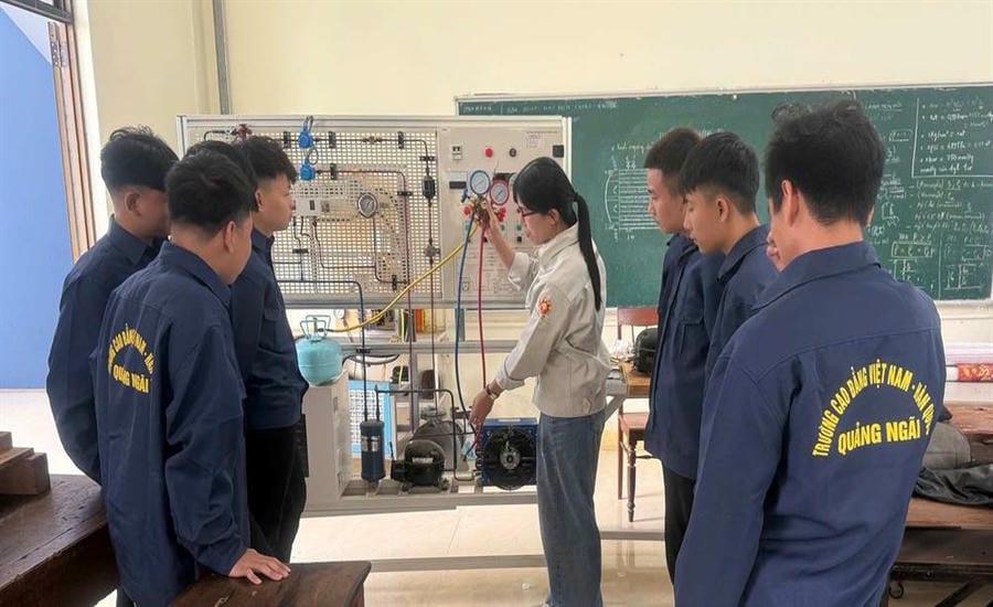 Students of Vietnam - Korea - Quang Ngai College in a class. Photo: Tieu Yen