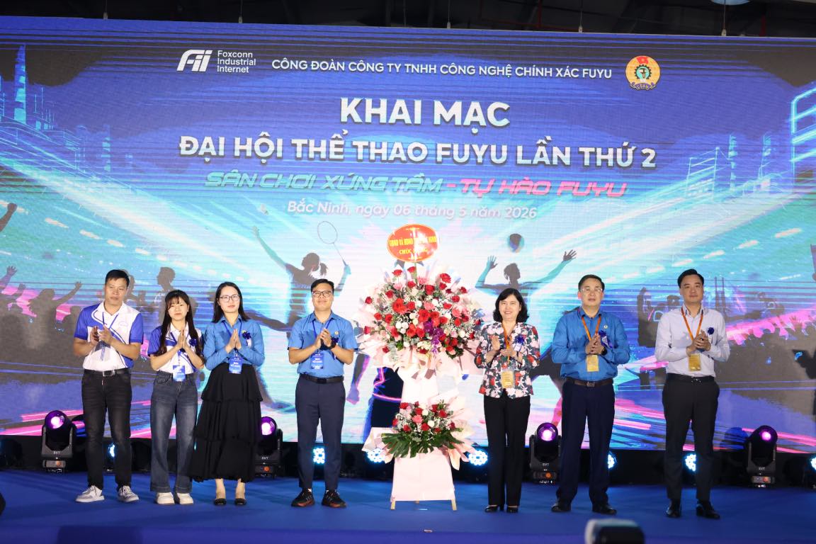 Leaders of the People's Council of Bac Ninh province present flowers to congratulate the sports festival. Photo: Quyet Chien
