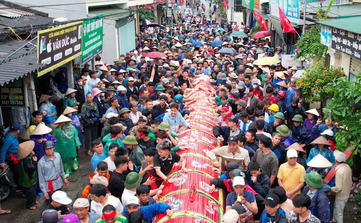 Thousands of people participate in erecting a giant communal house in Long Khe Temple, A Sao commune, Hung Yen province. Photo: Le Dam