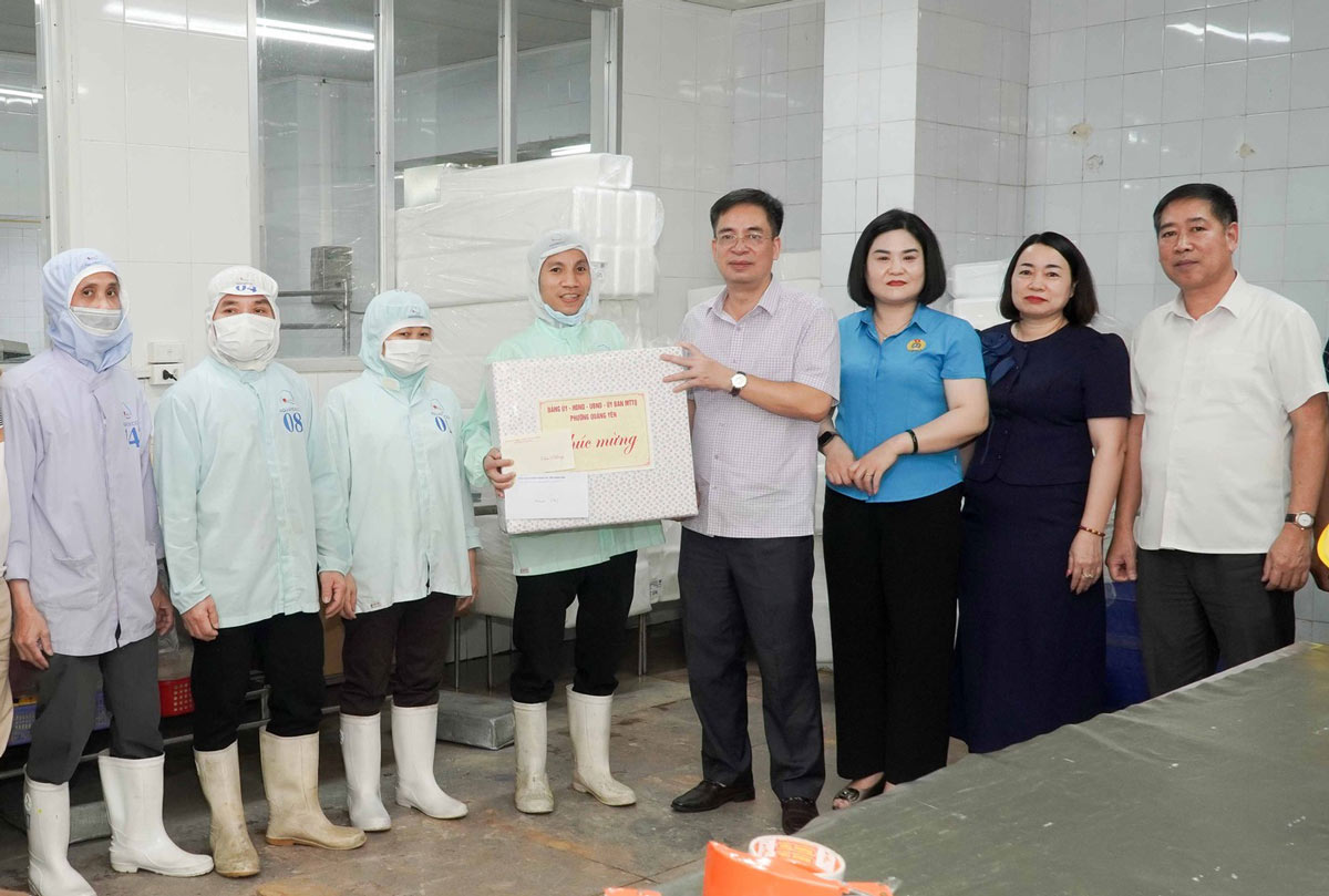 Mr. Le Thanh Cung, Secretary of the Party Committee, Chairman of the People's Council of Quang Yen ward, visits and presents gifts to workers of Production Team No. 3 - typical collective of Quang Ninh Seafood Company 2. Photo: Hong Quang