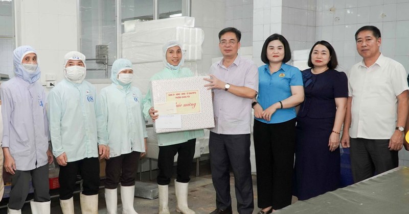 Quảng Ninh: Thăm hỏi, tặng quà công nhân tiêu biểu phường Quang Yên