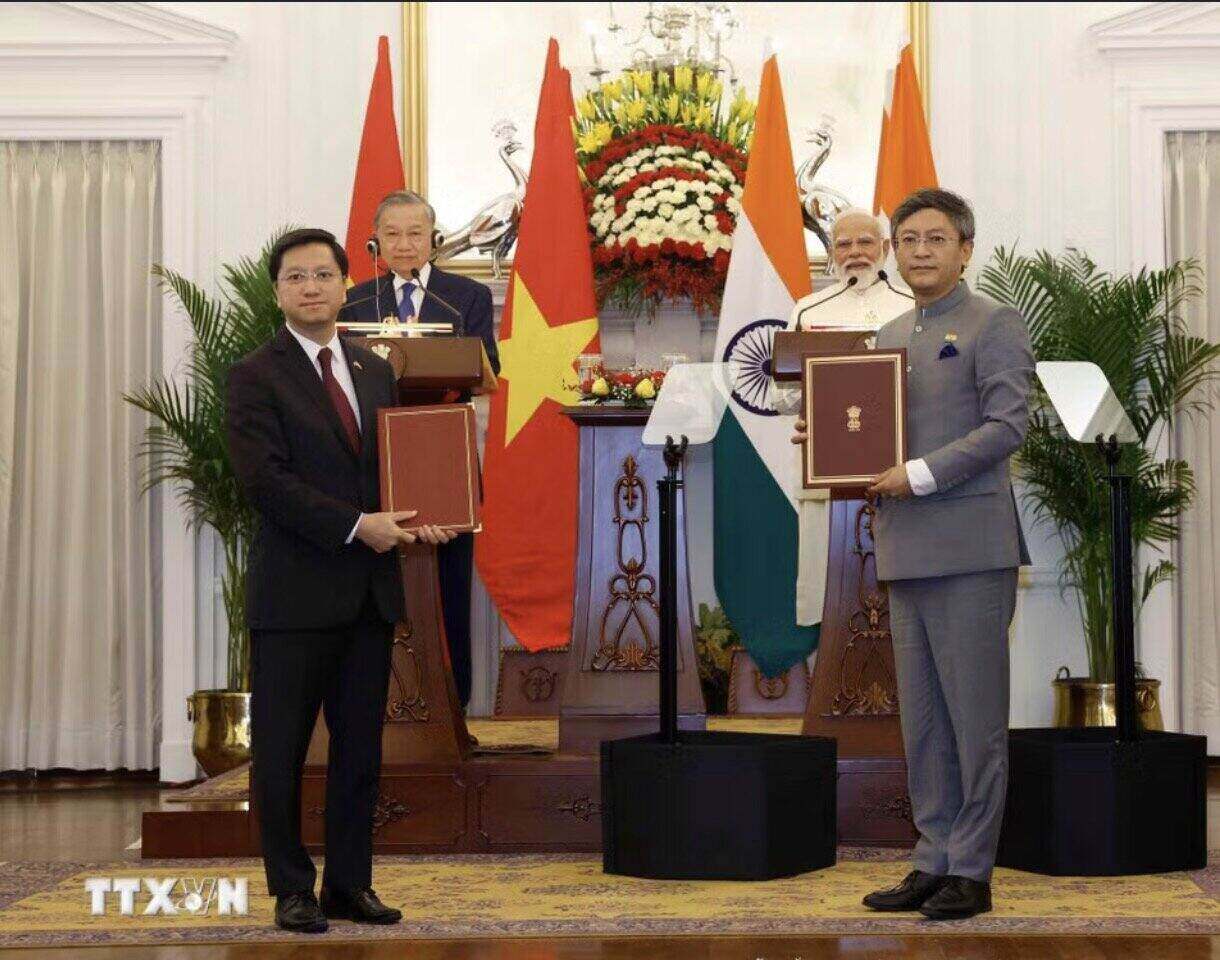 General Secretary and President To Lam and Prime Minister Narendra Modi witness the ceremony of handing over Vietnam - India cooperation documents. Photo: VNA