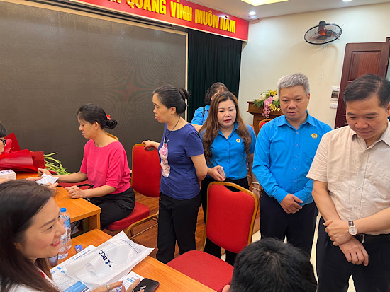 Ông Nguyễn Huy Khánh - Phó Chủ tịch LĐLĐ Thành phố Hà Nội (ngoài cùng bên phải),  ông Đinh Sỹ Đạt - Chủ tịch Công đoàn phường Hoàn Kiếm (thứ 2 từ phải sang) và bà Nguyễn Thị Thanh Huyền - Phó Chủ tịch Công đoàn phường Hoàn Kiếm (thứ 3 từ phải sàn) thăm khu vực khám sức khỏe cho người lao động. Ảnh: Kiều Vũ  