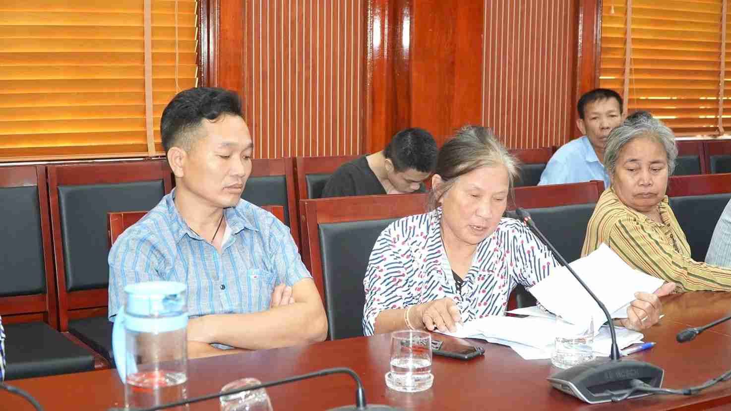 Người dân nêu ý kiến về diện tích bồi thường, chính sách hỗ trợ tại buổi đối thoại. Ảnh: Nguyên Thương