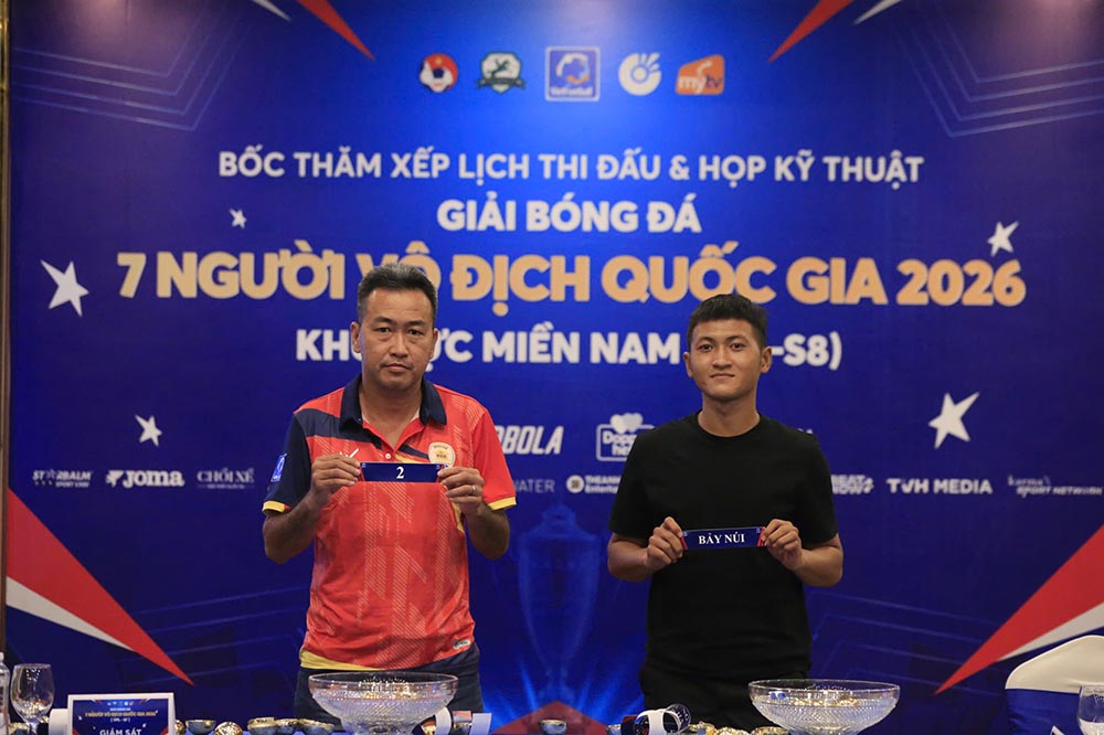 Ban tổ chức tiến hành bốc thăm, xác định các cặp đấu tại SPL-S8. Ảnh: VietFootball