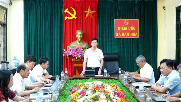 Mr. Dinh Huu Binh - Chairman of Dan Hoa Commune People's Committee (Hanoi) - chaired the conference. Photo: TTĐT Dan Hoa commune