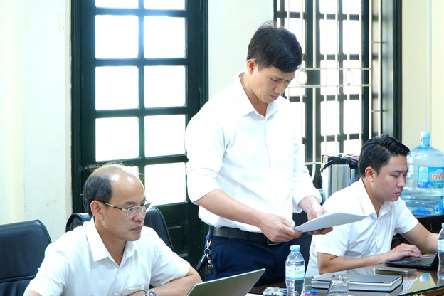 Ông Nguyễn Đăng Toàn Thắng, Giám đốc Ban Quản lý dự án đầu tư - hạ tầng xã Dân Hòa báo cáo chi tiết tiến độ GPMB của từng dự án. Ảnh: TTĐT xã Dân Hòa 