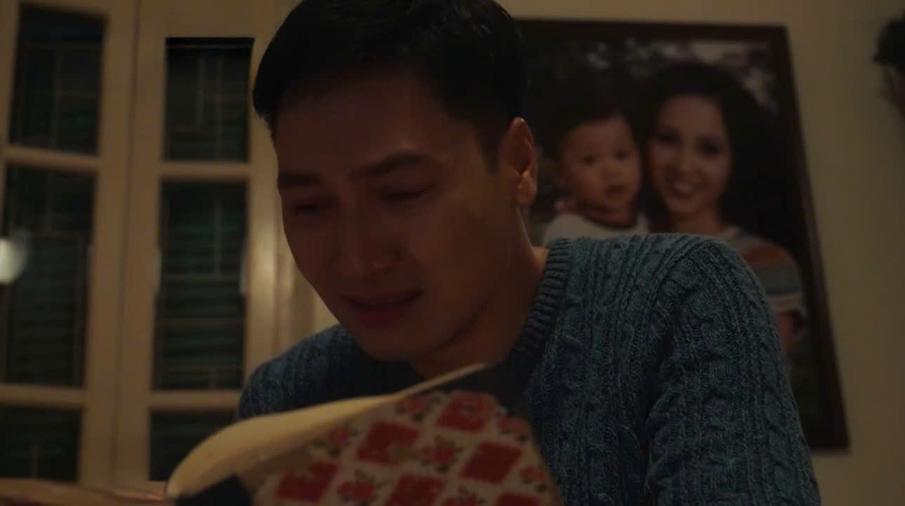 Tran Lam reads his mother's letter to him and understands everything. Photo: VFC