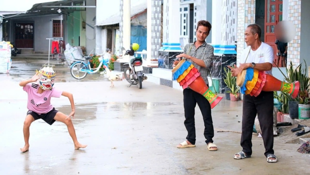 Allocating budget to treat artisans, creative artists, and teach traditional arts in the locality. Photo: Xuan Nhi.