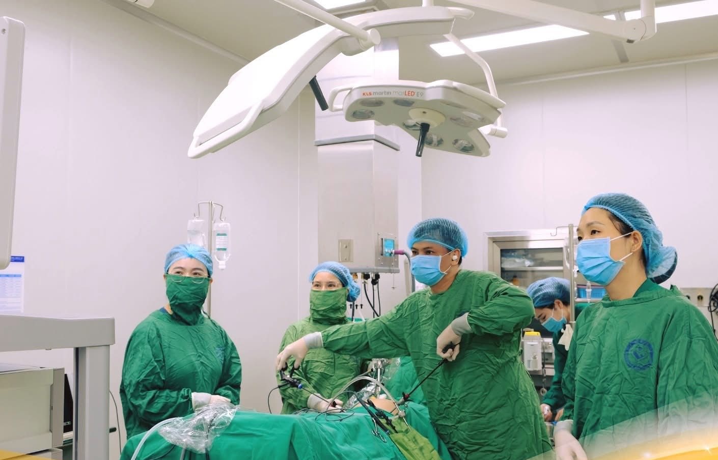 Doctor performs 20cm ovarian tumor surgery for a young patient. Photo: BVCC