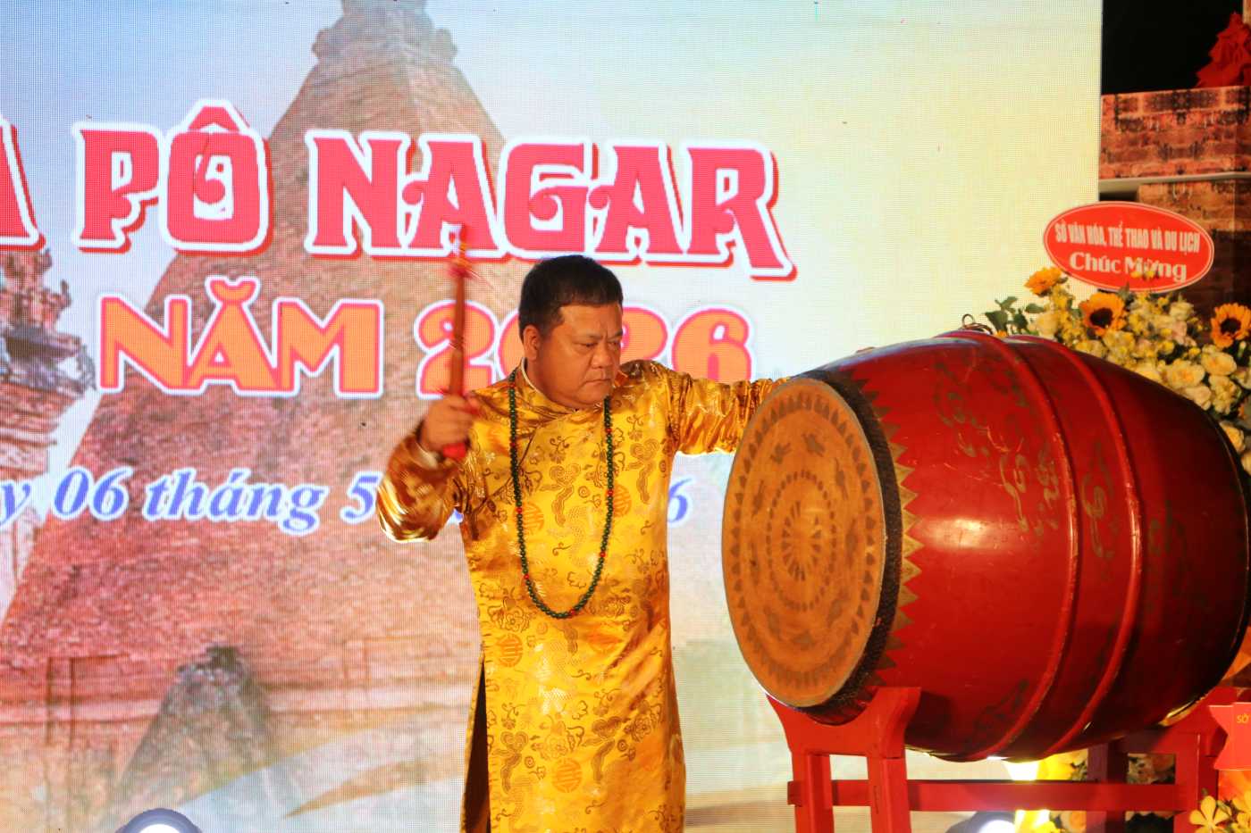 Secretary of the Khanh Hoa Provincial Party Committee - Mr. Tran Phong - beats the drum to open the Ba Po Nagar Tower festival in 2026. Photo: Phuong Linh