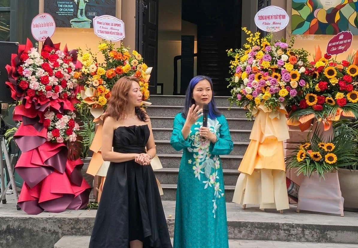 Họa sĩ Trang Thanh Hiền (bên phải) và họa sĩ Trần Phương Ly (bên trái) chia sẻ trong buổi khai mạc triển lãm. Ảnh: Thanh Trúc