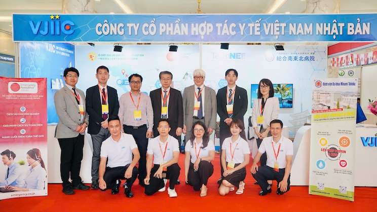 Hai Giáo sư của Nhật Bản tới Việt Nam tham dự triển lãm y dược và thăm khám, tư vấn cho người dân về bệnh ung thư. Ảnh: Đức Vân