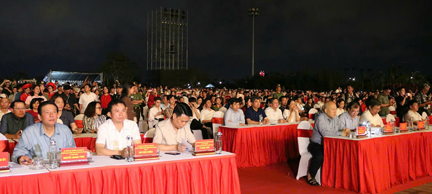 Đông đảo người dân tham dự buổi tổng duyệt Lễ hội Hoa Phượng đỏ 2026. Ảnh: Minh Hùng