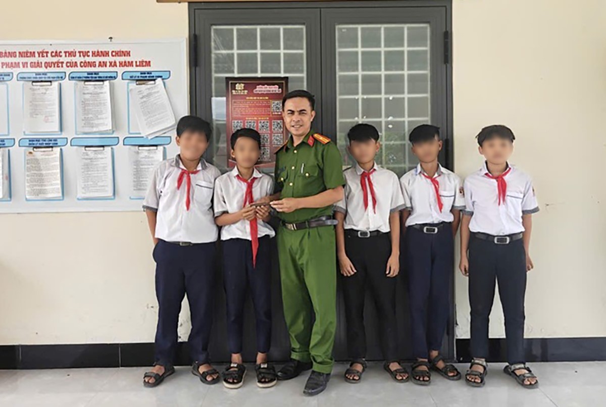 Nhóm học sinh lớp 7 giao nộp 2 đầu đạn nhặt được cho công an xã. Ảnh: Công an 