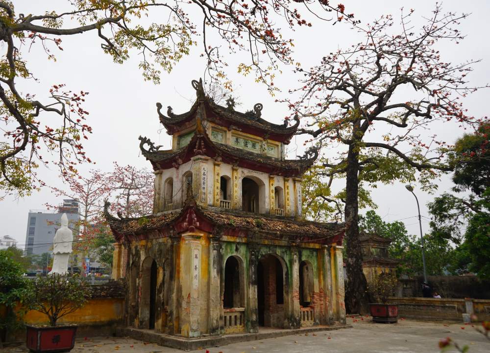 Cổng tam quan chùa Trung Hành nổi tiếng với kiến trúc cổ kính, mang đậm nét kiến trúc chùa làng Việt Nam. Ảnh: Mai Dung