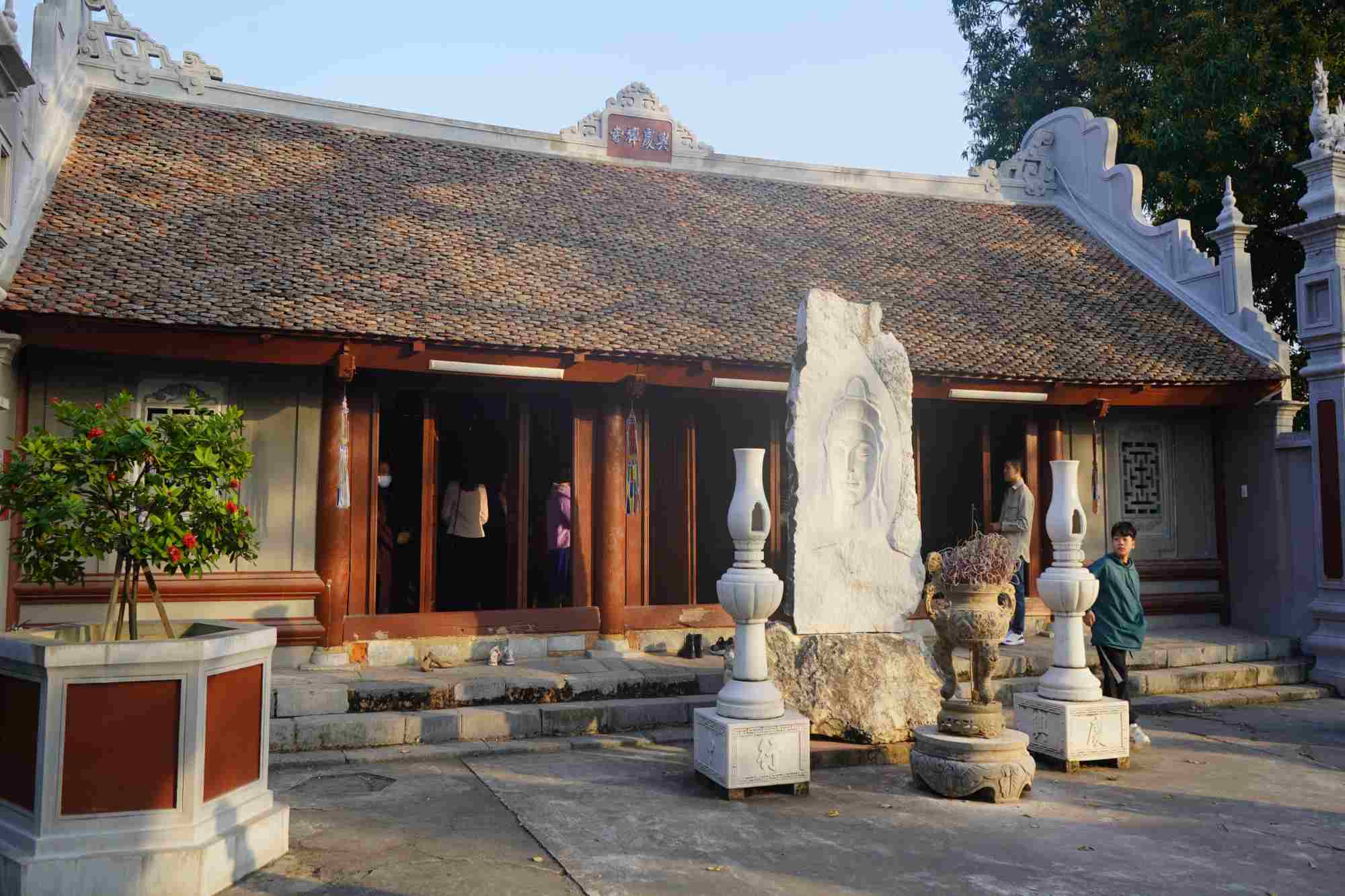 Di tích còn bảo lưu khá hoàn chỉnh về bố cục các công trình kiến trúc và quy hoạch không gian của một ngôi chùa làng thời Mạc điển hình. Ảnh: Mai Dung