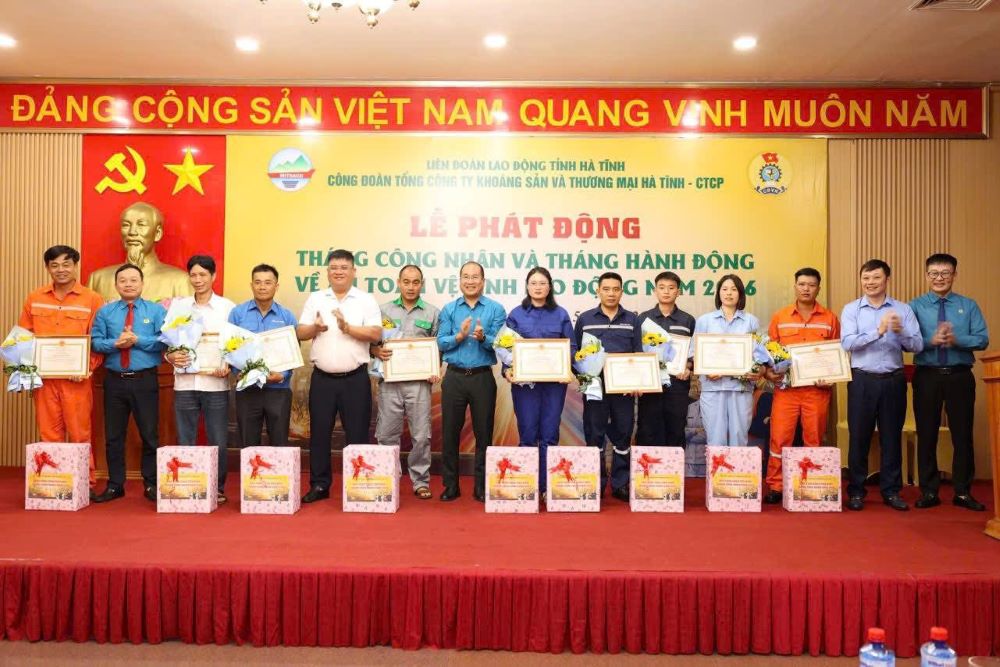 Ha Tinh Mineral and Trading Company honors 9 typical workers in 2026. Photo: Ha Tinh Trade Union