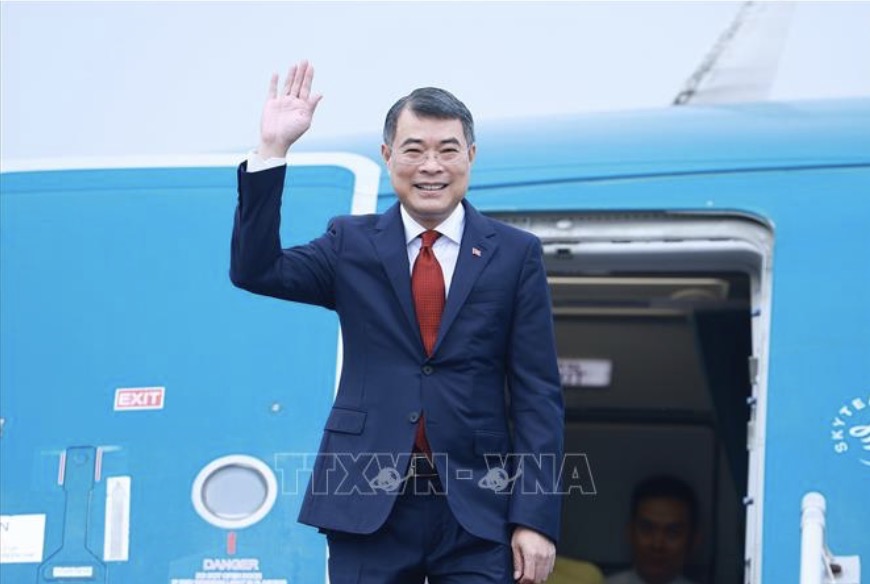 On the morning of May 7, Politburo Member, Prime Minister Le Minh Hung left Hanoi Capital to attend the 48th ASEAN Summit in Cebu, Philippines. Photo: VNA