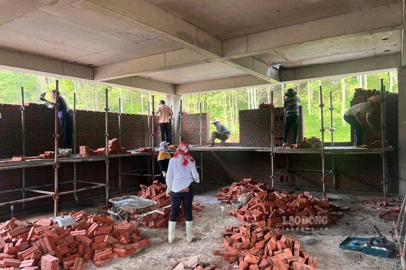 Công nhân hối hả làm việc tại dự án trường học ở xã Mường Khương. Ảnh: Đinh Đại