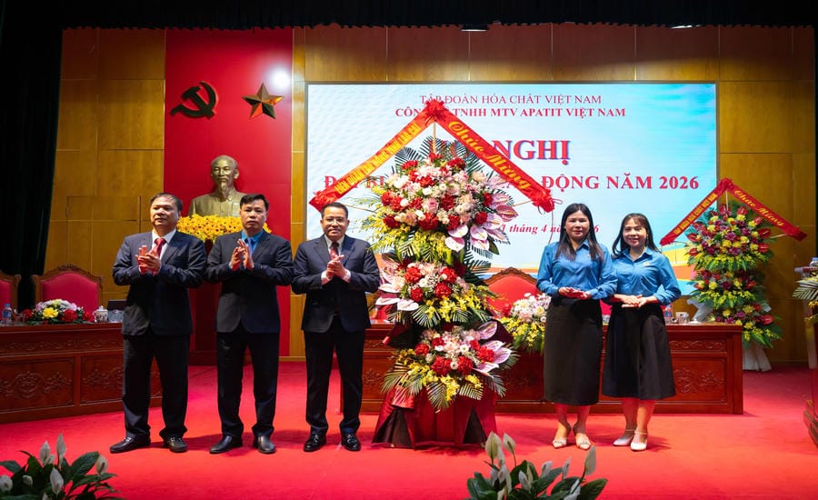 Ms. Nguyen Thi Bich Nhiem - Chairwoman of Lao Cai Provincial Labor Federation (2nd from right) - presents flowers to congratulate the 2026 Workers' Conference. Photo: Kim Tuyen