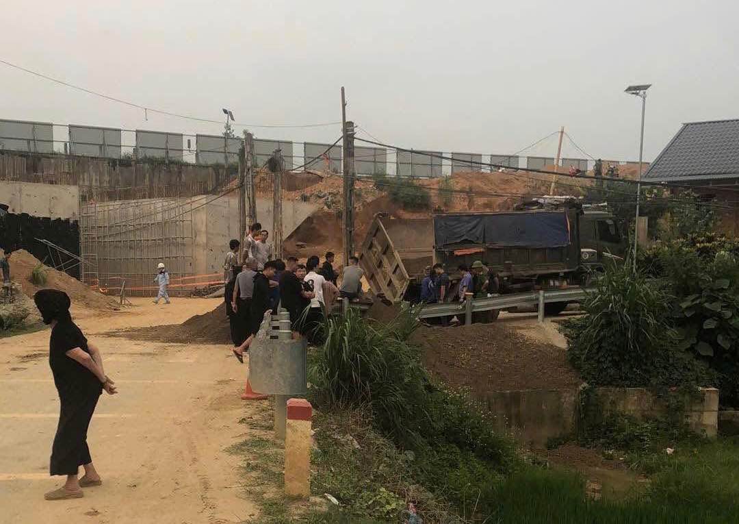 Scene of the truck tilting and killing a baby boy in Bao Ha commune, Lao Cai province. Photo: People provided