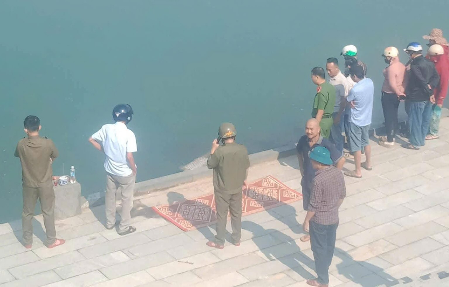 Một thi thể khác cũng được phát hiện trong sáng cùng ngày trên sông Thạch Hãn. Ảnh: Hàn Nguyên
