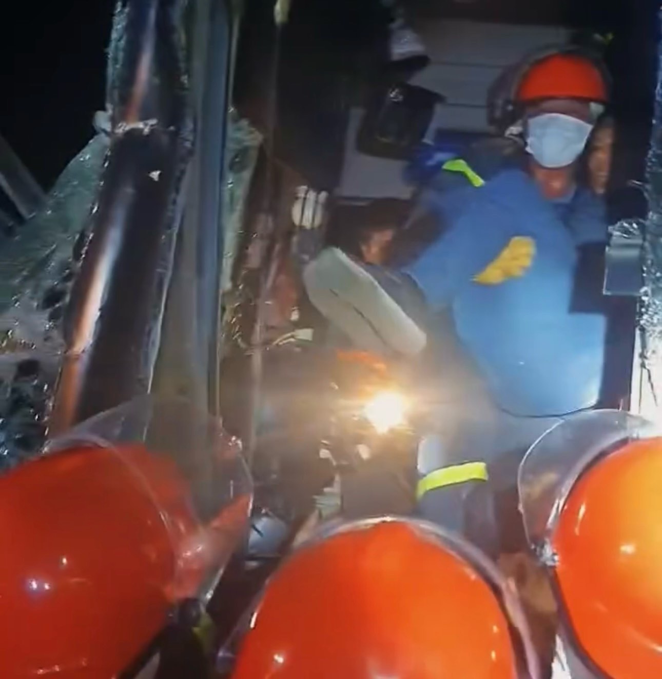 Lực lượng cứu hộ giải cứu tài xế mắc kẹt trong cabin đưa ra ngoài. Ảnh: Phạm Duy 