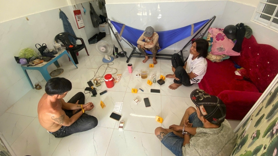 Descubren a 5 personas consumiendo drogas ilegales en el barrio de Phu Tan, Vinh Long. Foto: Policía de Vinh Long