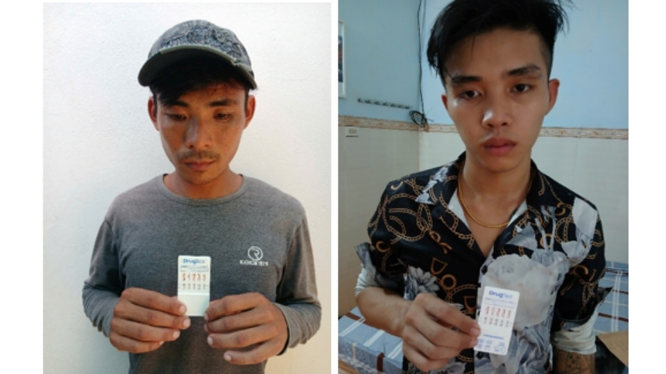 Hai thanh niên bị bắt quả tang sử dụng trái phép chất ma túy tại phòng trọ ở xã Mỹ Long. Ảnh: Công an Vĩnh Long