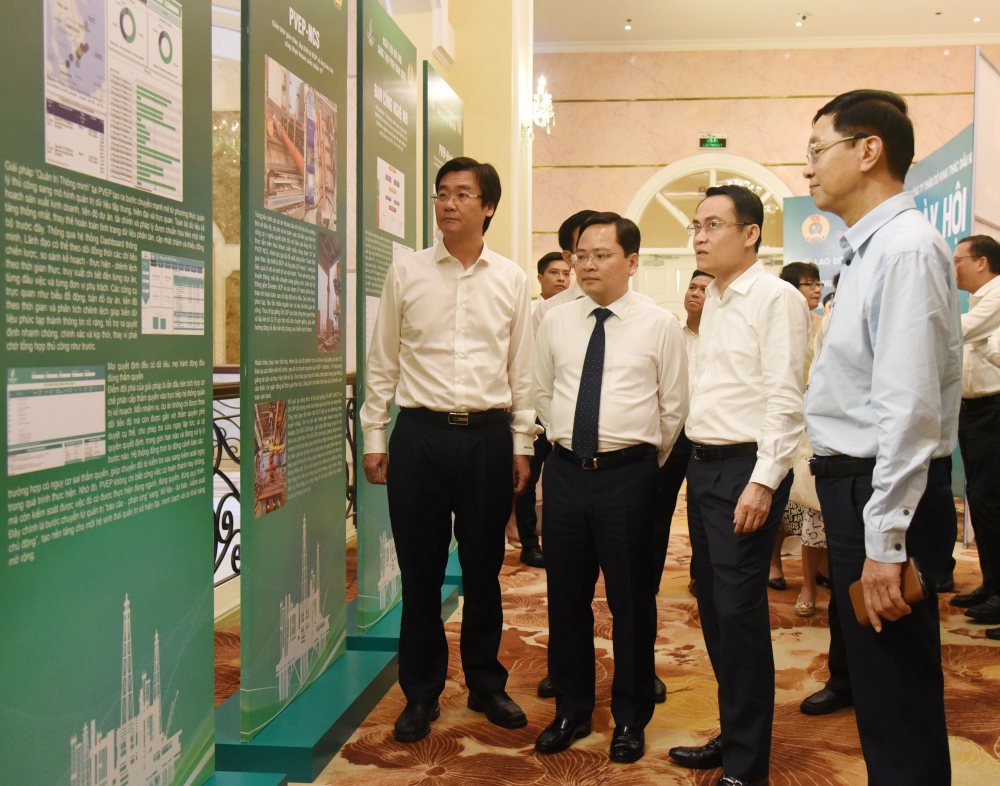 Chủ tịch Tổng LĐLĐ Việt Nam Nguyễn Anh Tuấn (thứ hai từ trái qua) tham quan trưng bày các sáng kiến,  đổi mới sáng tạo của tập thể lao động PVEP. Ảnh: Anh Tú