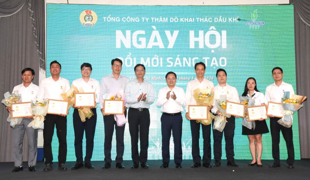 Le président de la Confédération générale du travail du Vietnam, Nguyễn Anh Tuấn (sixième à partir de la gauche), remet des certificats de travail créatif aux individus de PVEP. Photo: Anh Tú