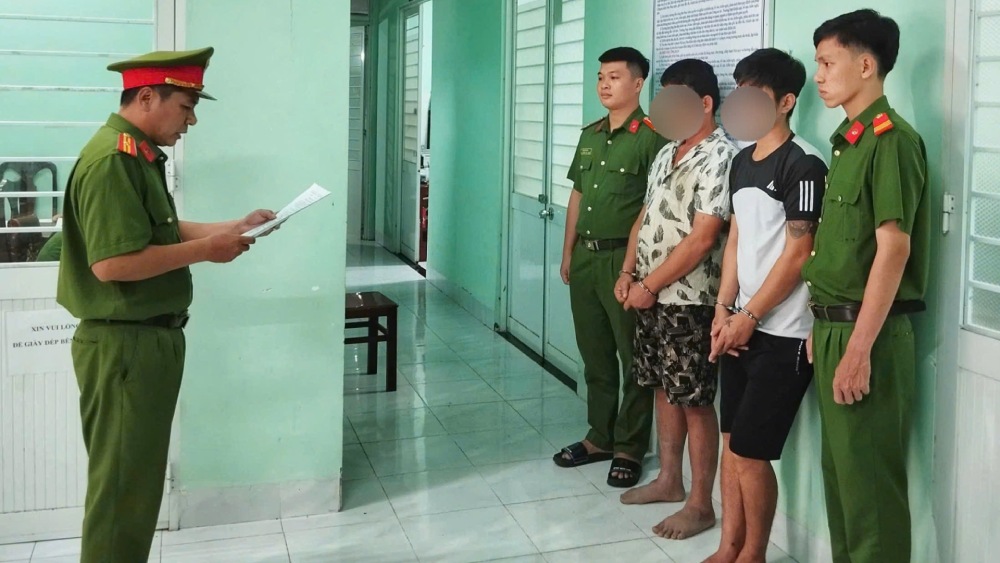 Tạm giam Trần Văn Do và Bùi Thanh Vinh (cùng trú xã Hòa Hưng) để điều tra về hành vi sử dụng trái phép chất ma túy. Ảnh: CACC