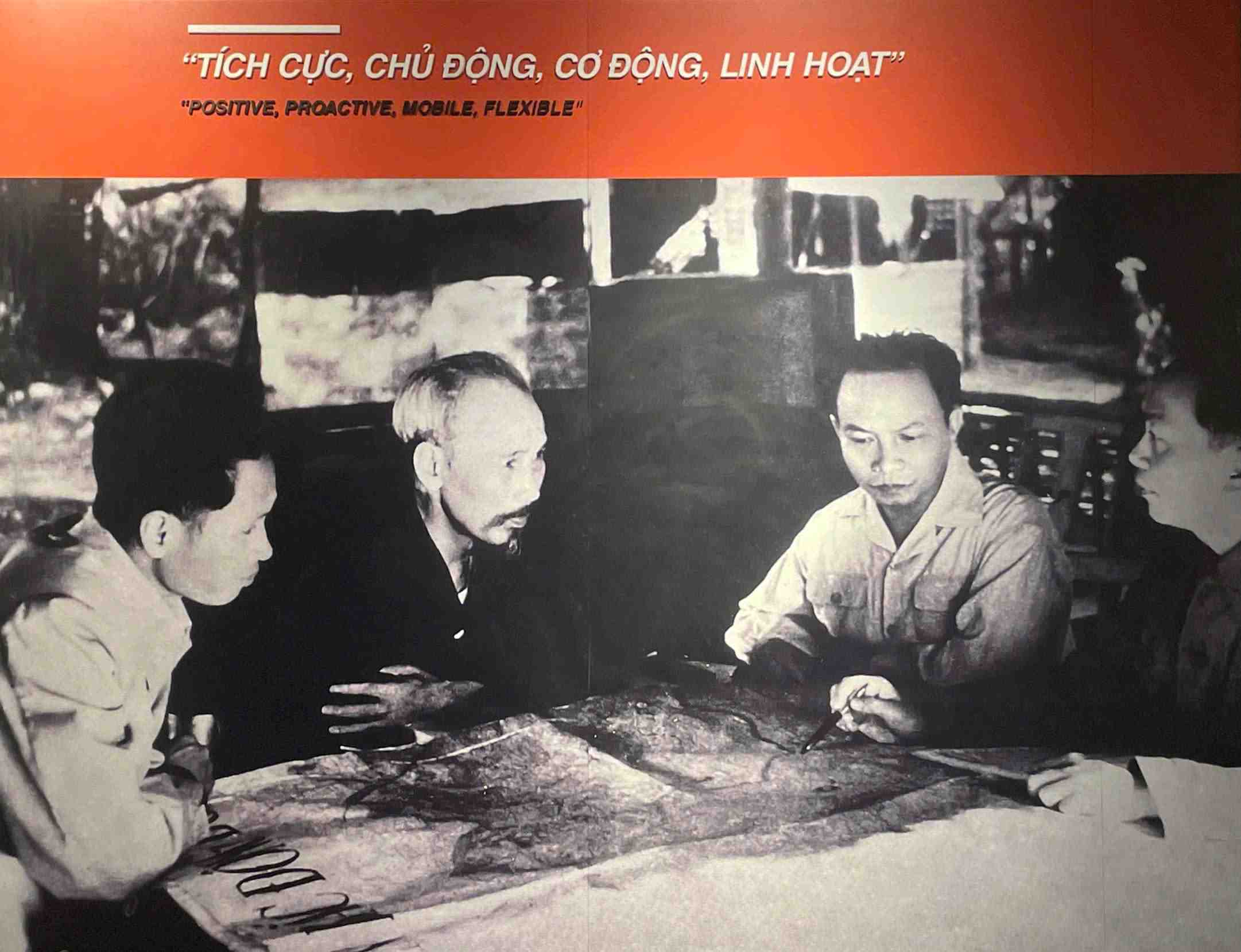 Chủ tịch Hồ Chí Minh, Đại tướng Võ Nguyên Giáp và các đồng chí trong Bộ Chính trị Trung ương Đảng quyết định mở chiến dịch Điện Biên Phủ tháng 12.1953 tại Định Hóa, Thái Nguyên.  