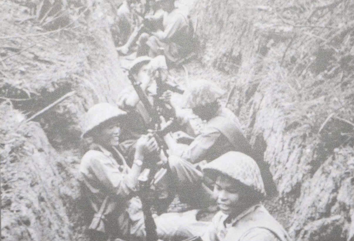 Giữa những chiến hào khốc liệt của Chiến dịch Điện Biên Phủ năm 1954, các chiến sĩ tranh thủ đọc những lá thư từ hậu phương. Những lời thư trở thành nguồn động viên tinh thần lớn lao, tiếp thêm ý chí và niềm tin cho người lính nơi chiến trường ác liệt.