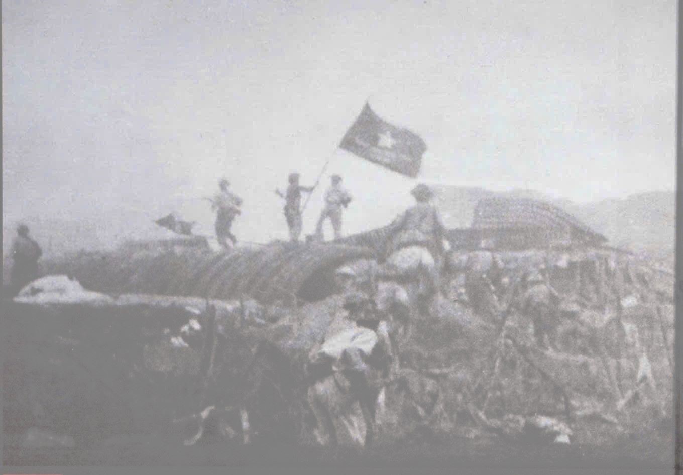 Khoảng 17 giờ 30 phút ngày 07.05.1954, lá cờ Quyết chiến Quyết thắng tung bay trên nóc hầm tướng Đờ Cát (Christian de Castries), báo hiệu Chiến dịch Điện Biên Phủ đã toàn thắng. 