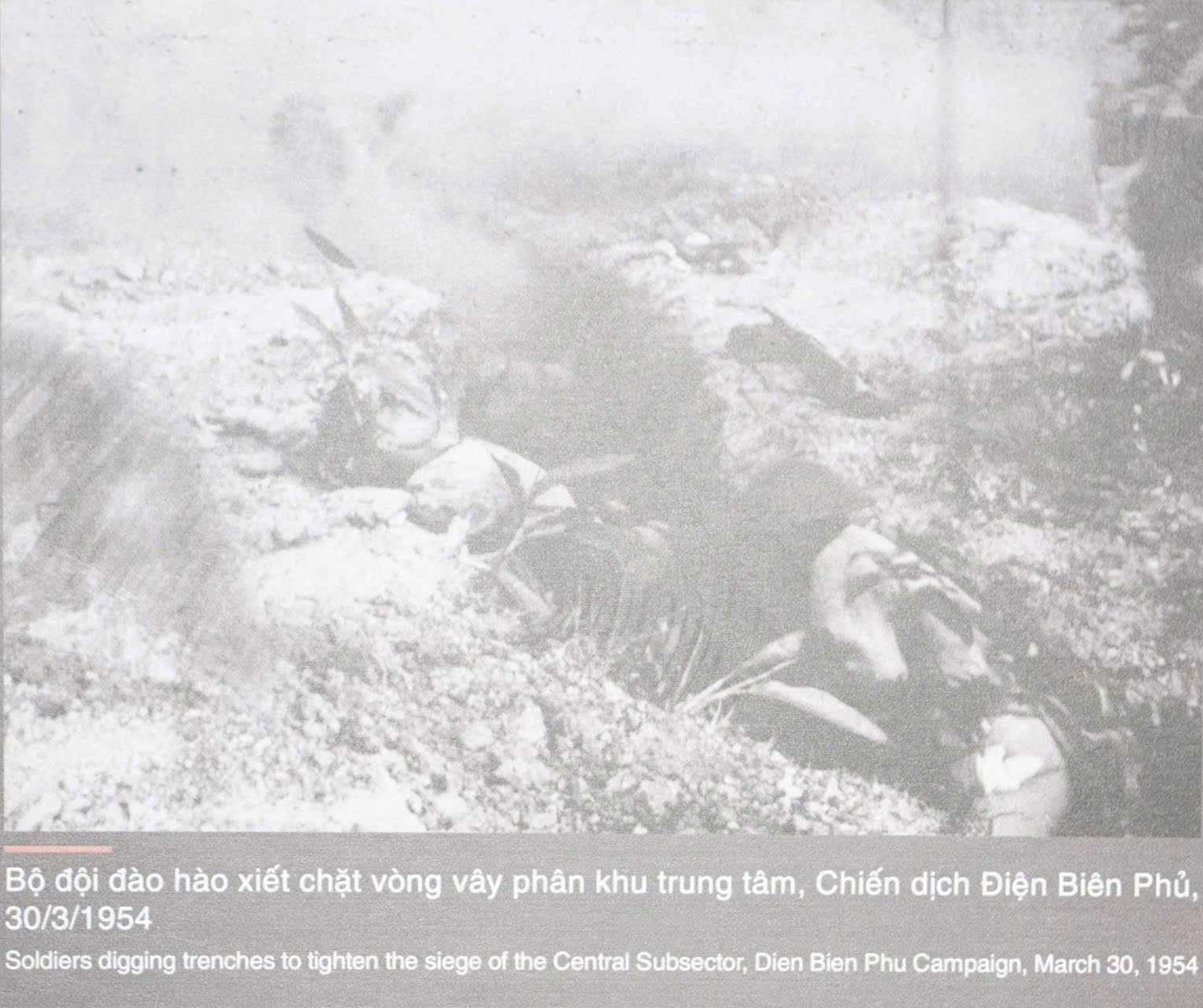 Bộ đội đào hào xiết chặt vòng vây phân khu trung tâm ngày 30.3.1954. Đây là đợt tấn công thứ hai (30.3.1954 - 30.4.1954) với phương án tác chiến của ta là đánh chiếm các ngọn đồi phía Đông, sân bay, triệt đường tiếp tế và tiếp viện, thắt chặt vòng vây, từng bước thu hẹp phạm vi chiếm đóng và không phận của phân khu trung tâm.