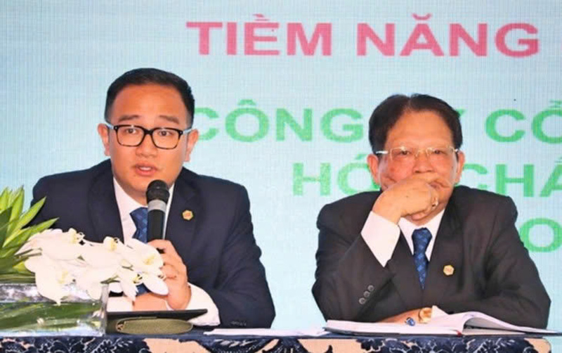 Mr. Dao Huu Huyen and his son - Chairman of the Board of Directors of Duc Giang Chemical Group - at a shareholder meeting. Photo: DGC