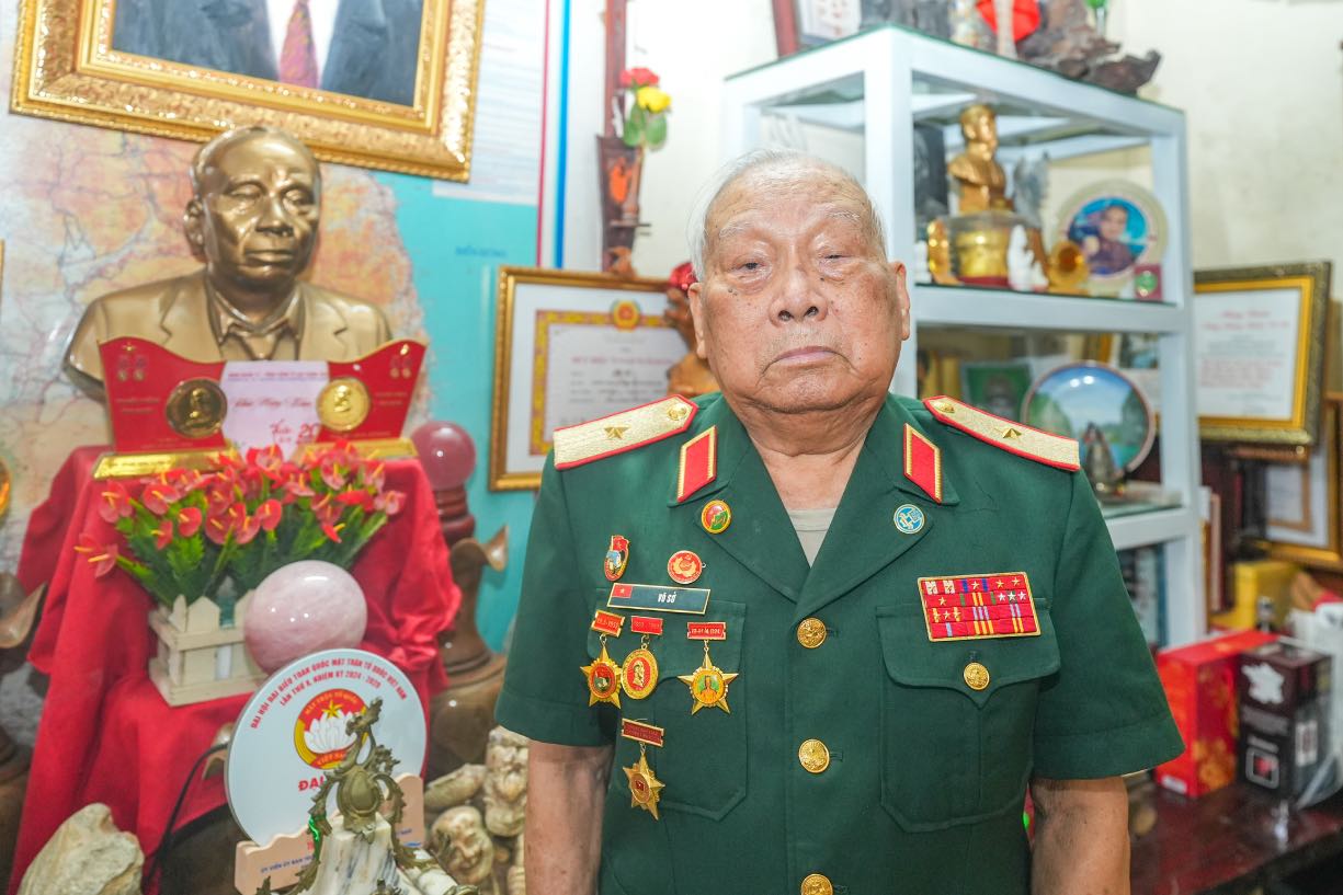 Major General Vo So - Chairman of the Truong Son - Ho Chi Minh Trail Traditional Association of Vietnam is the oldest delegate to attend the 11th National Congress of the Vietnam Fatherland Front. Photo: Song Huu