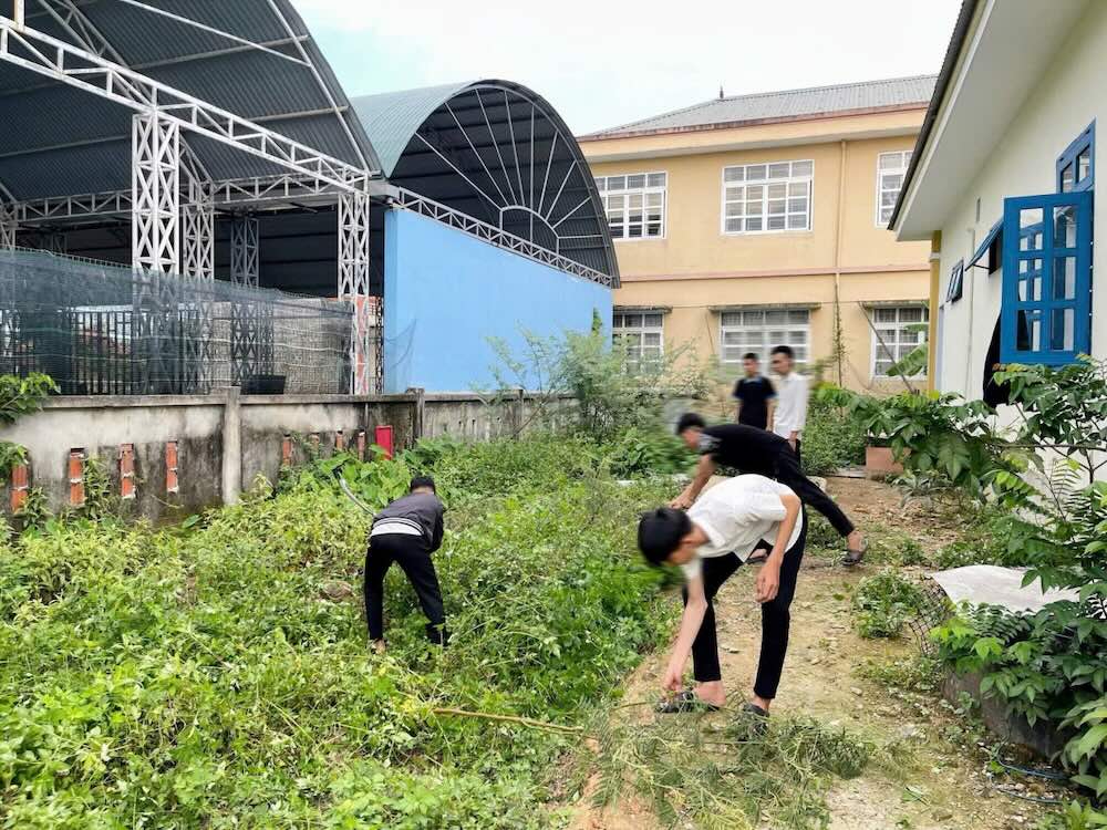 Các thanh thiếu niên làm việc ông ích, nâng cao nhận thức pháp luật. Ảnh: Công an Triệu Cơ