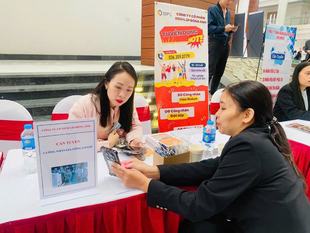 The job transaction session in Phuc Thinh commune (Hanoi) took place on May 9, 2026, with 204 recruitment targets of 15 million VND/month or more. In the photo, workers participating in the job transaction session organized by the Hanoi Employment Service Center. Photo: Quynh Chi