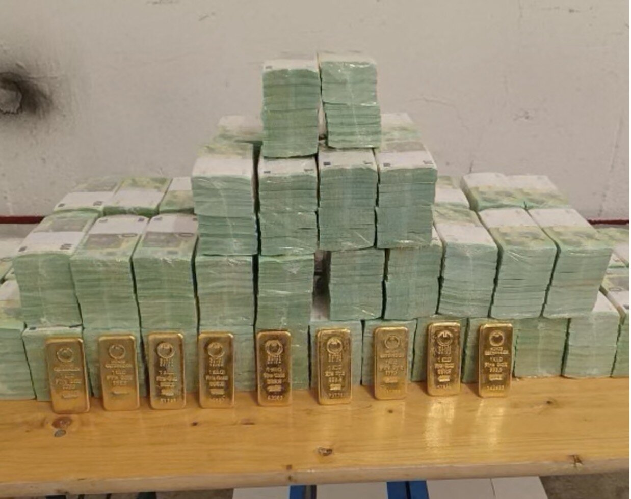 Money and gold that Hungary seized from Ukraine. Photo: Hungarian Government