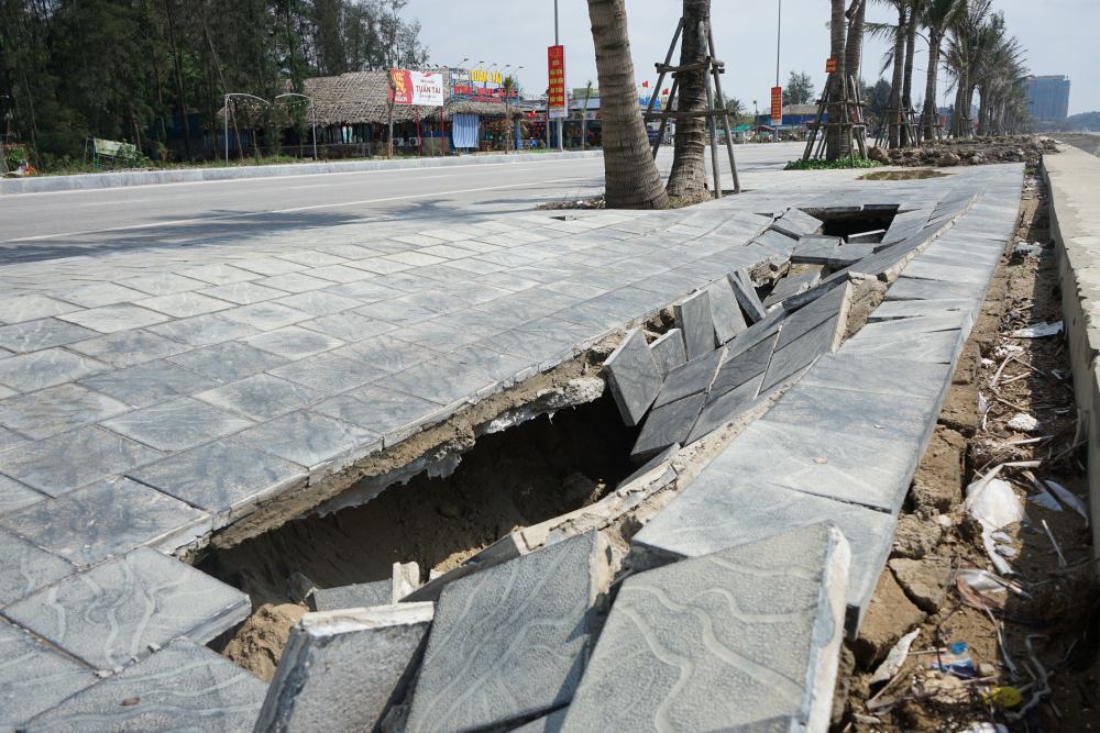 Đoạn bờ kè bị rút chân, khiến trên bề mặt bị sụt lún, gãy đổ. Ảnh: Quách Du